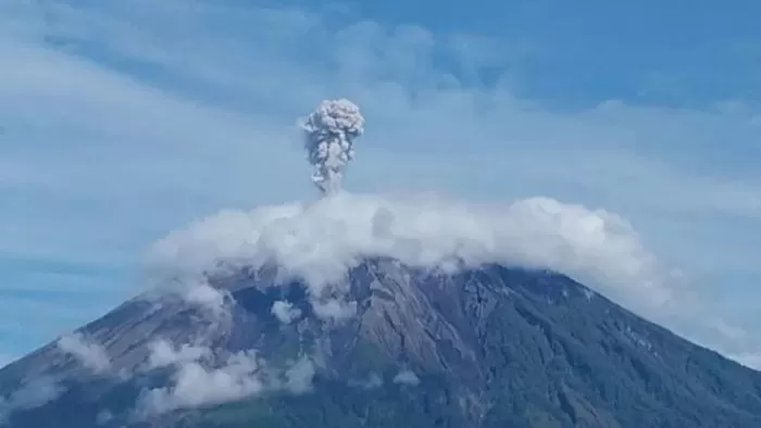 Gunung Semeru Erupsi: Asap Tebal Membumbung Tinggi